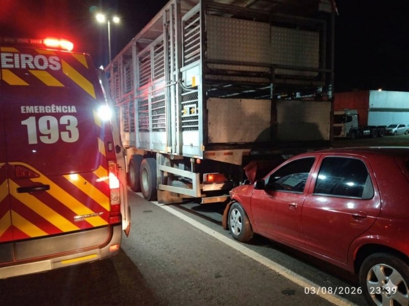 Jovem fica ferido após colisão em traseira de caminhão na BR-282 