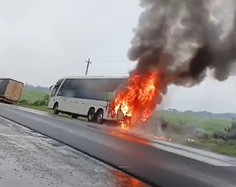 Incêndio em ônibus mobiliza Bombeiros no interior de Jaborá