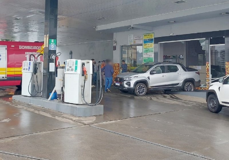 Mulher fica ferida após picape invadir conveniência de posto de combustível 