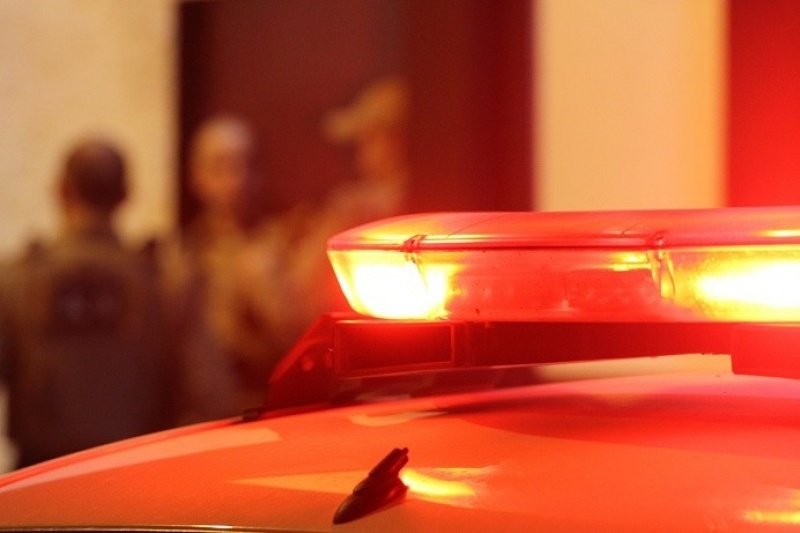Homem bêbado gera pânico ao invadir prédio e bater em portas de apartamentos