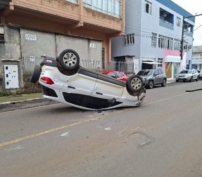 Condutora capota carro após colidir em veículos estacionados