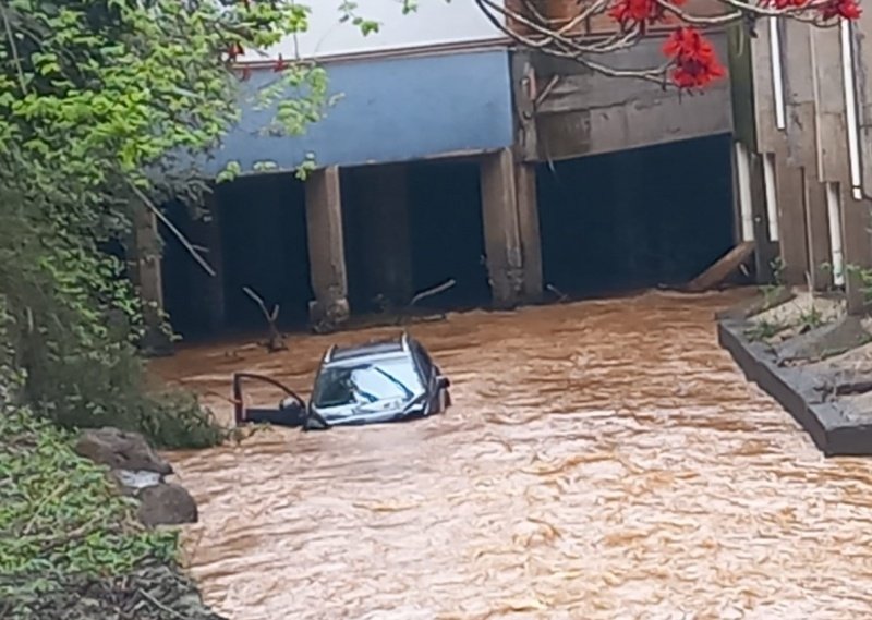 Carro com duas pessoas cai no Rio do Tigre em Joaçaba
