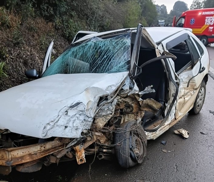 Colisão entre carro e carreta mata bebê de sete meses na BR-470