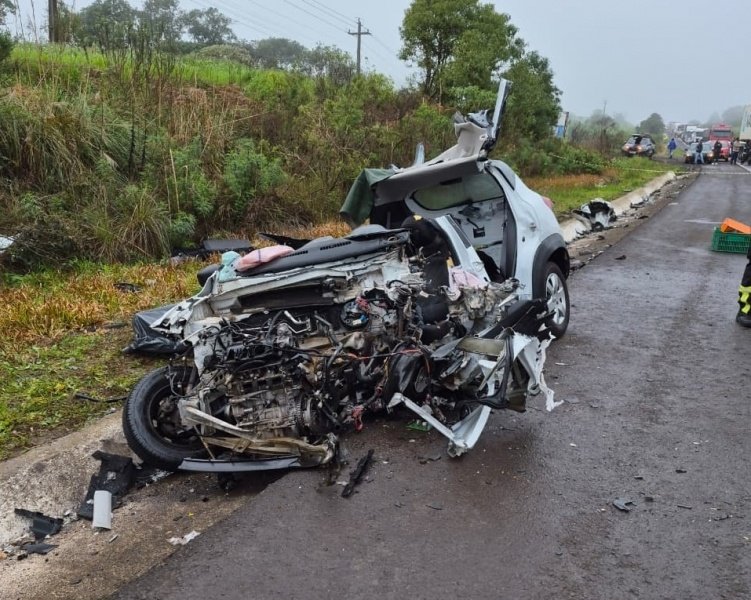 Mulher morre e passageiro fica preso às ferragens após colisão na BR-282
