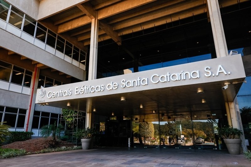 Celesc abre concurso público com salários de até R$ 6,9 mil