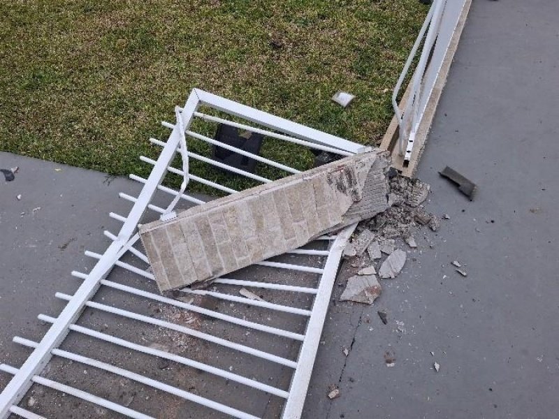 Motorista é preso por embriaguez após colidir contra muros de duas residências