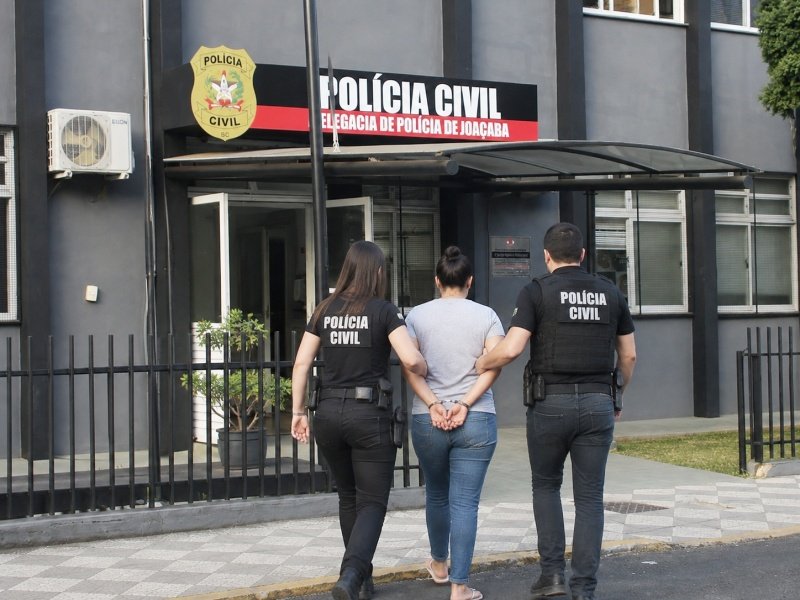 Polícia Civil prende em Herval d´Oeste mulher investigada por série de furtos