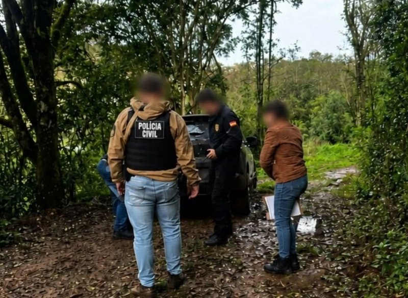 Polícia localiza carro roubado e prende suspeitos por assalto violento a curandeiro