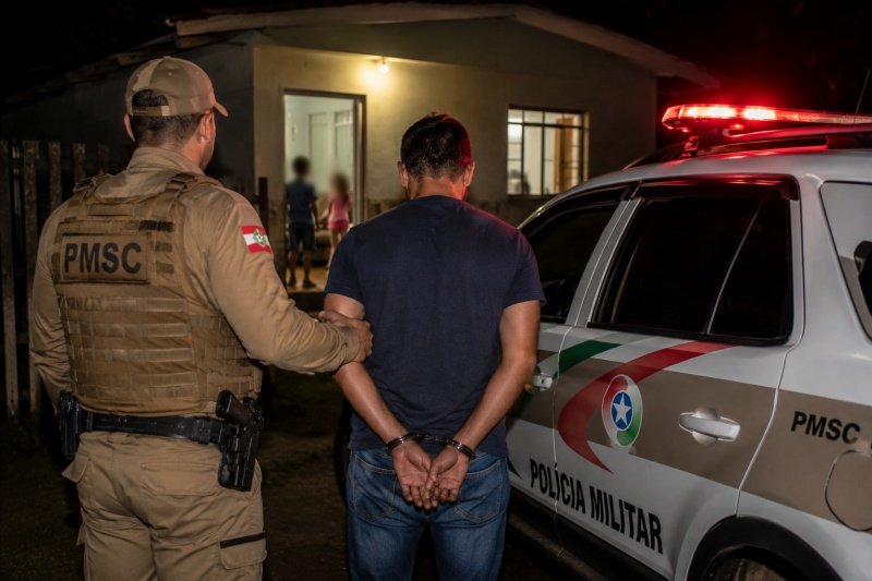 Homem embriagado é preso após Polícia Militar encontrar crianças sozinhas em casa