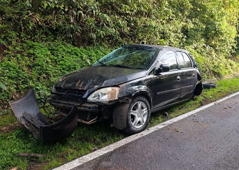 Jovem fica ferida após capotar veículo ao desviar de animal na pista