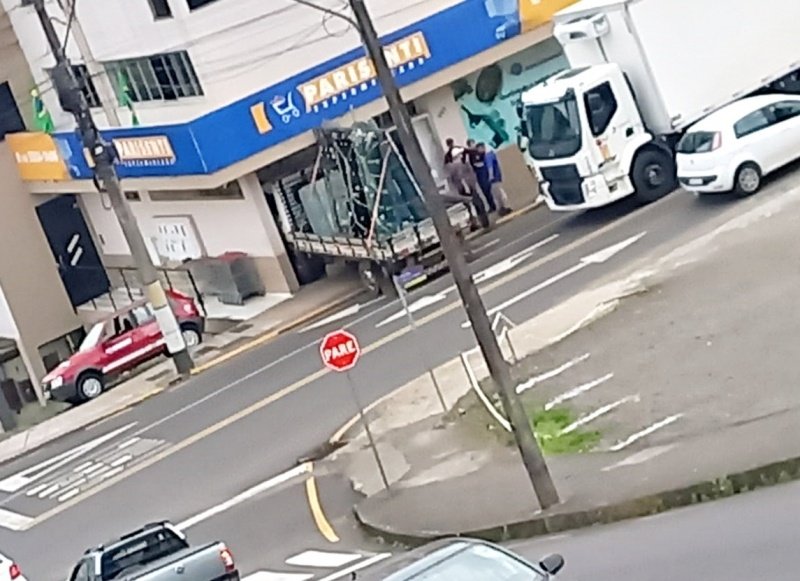 Caminhão desgovernado atravessa rua e invade supermercado em Herval d’Oeste