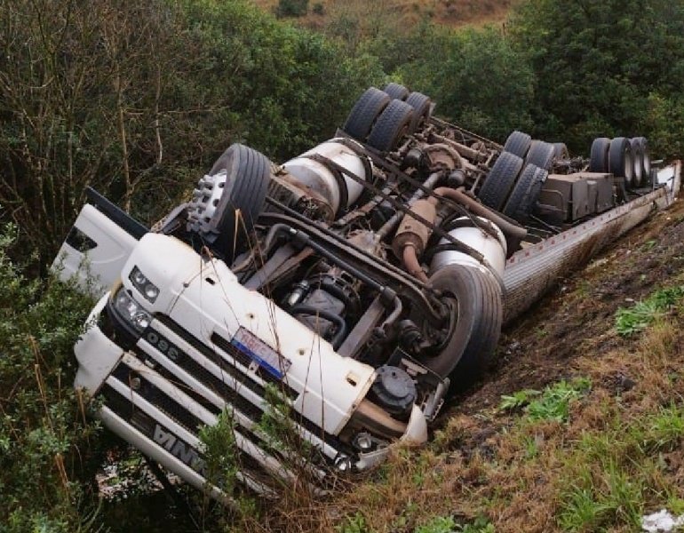 Mulher fica ferida após carreta sair da pista e tombar em barranco na BR-470