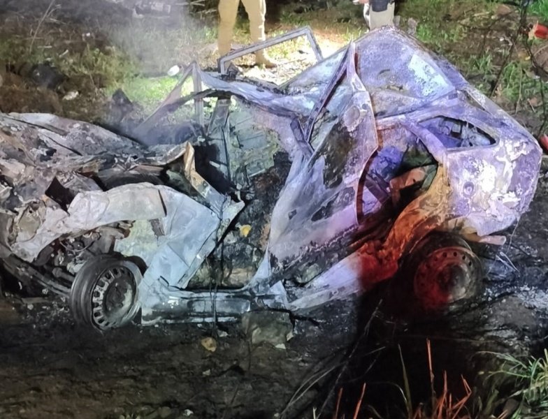 Pai e filhos morrem carbonizados após carro ser atingido por caminhão no Oeste