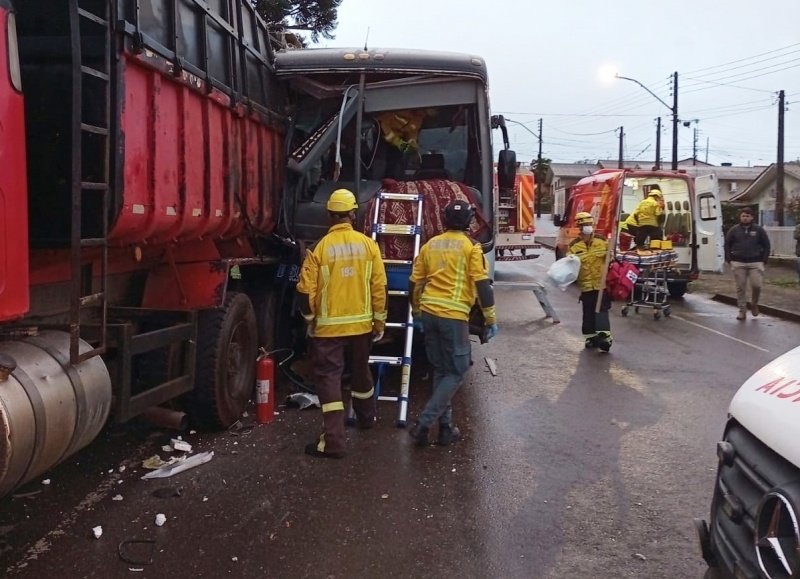 Acidente com ônibus que levava funcionários para frigorífico deixa 23 feridos 