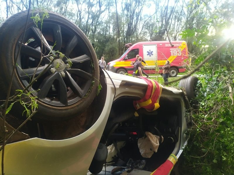 Mulher fica presa às ferragens após carro capotar em Erval Velho