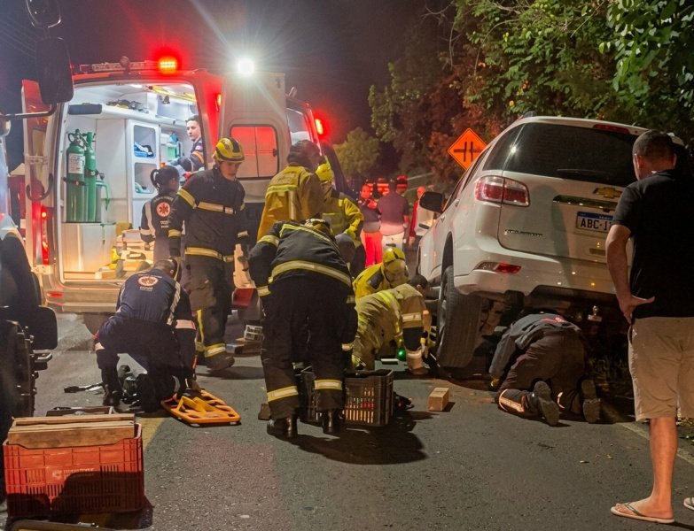 Motociclista fica com a perna presa em pneu de veículo após colisão em Joaçaba