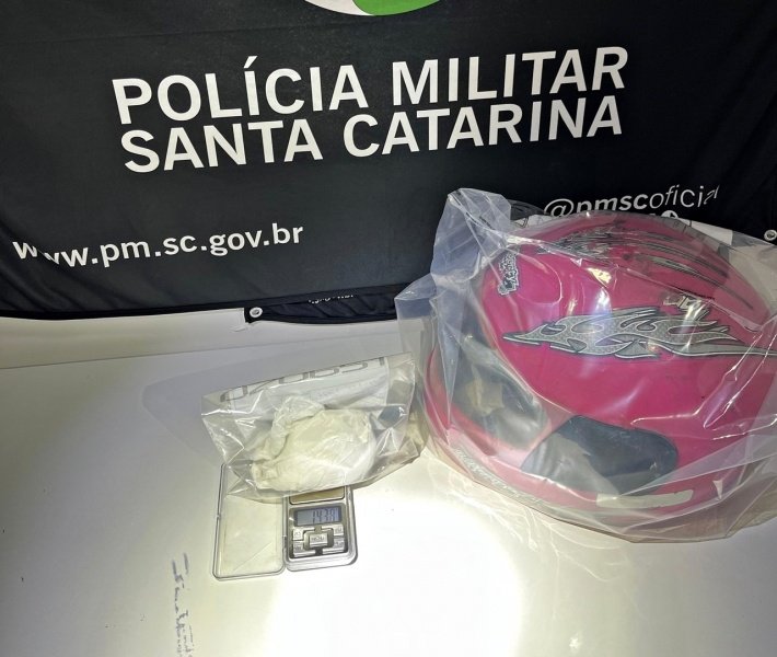 Morador encontra capacete com mais de 140 gramas de cocaína próximo da residência