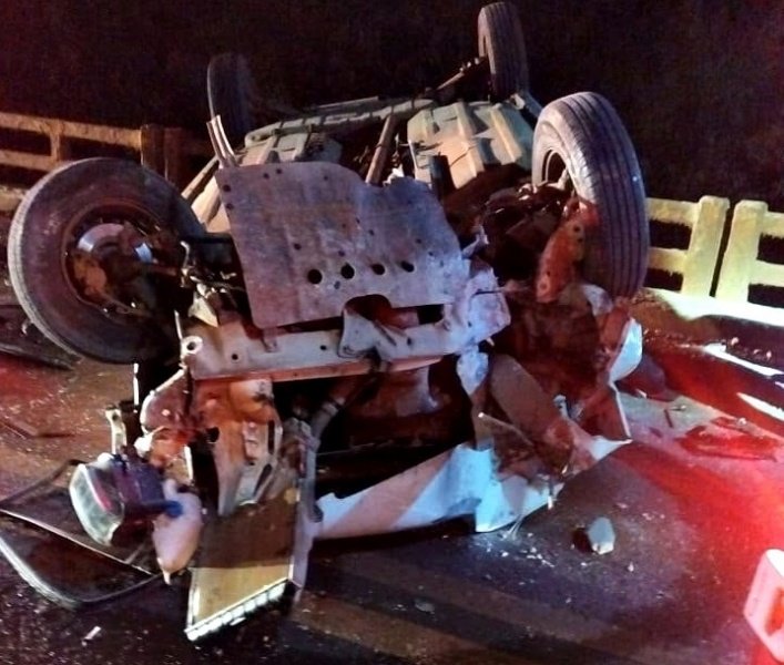 Motorista é socorrido após capotar veículo sobre a ponte da BR-282