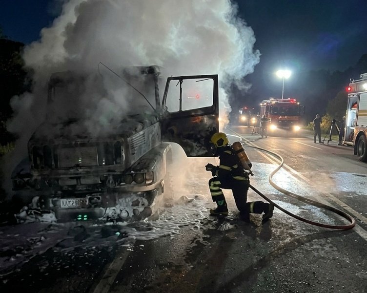 Caminhoneiro sofre queimaduras no rosto após carreta pegar fogo na SC-350