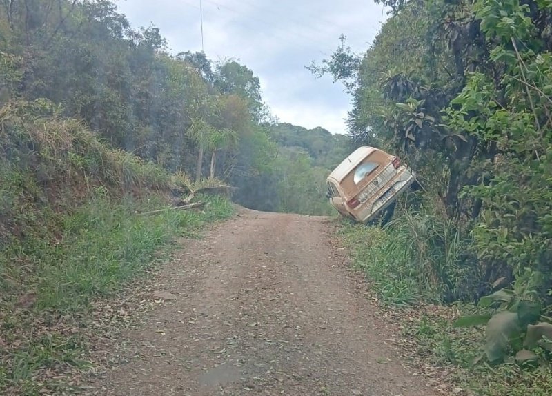 Moradora faz desabafo sobre situação da estrada após mais um acidente no interior de Herval