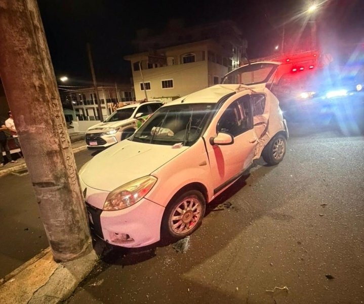 Mulher morre após carro colidir contra poste na madrugada deste sábado