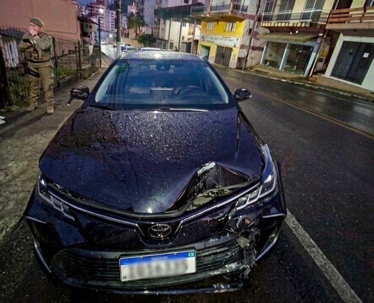 Condutor é preso por embriaguez e resistência após colisão contra poste em Joaçaba