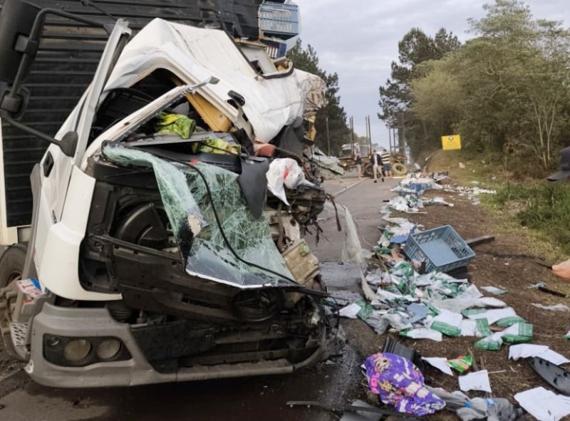 Colisão frontal entre caminhões deixa um morto e três feridos na BR-282