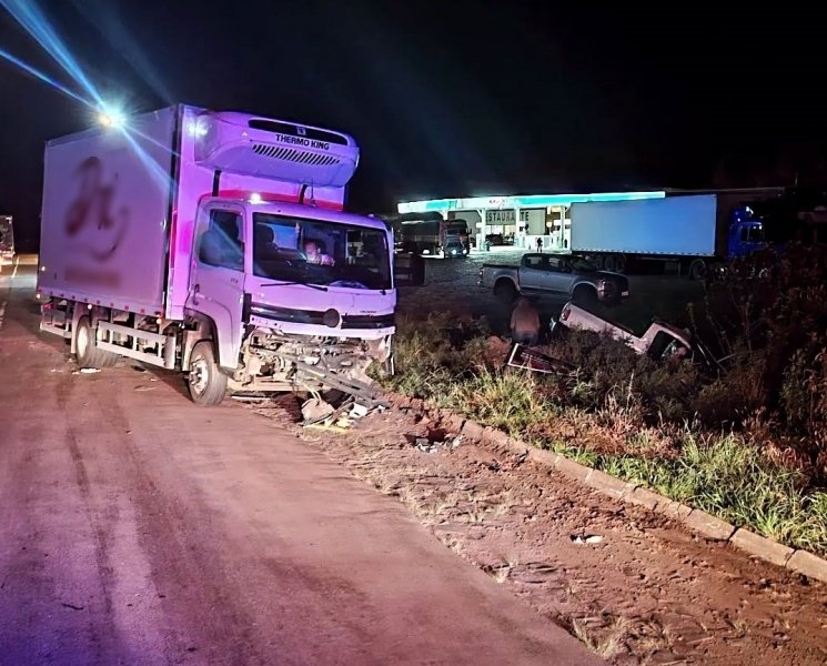 Motorista morre após picape ser atingida por caminhão em Vargem Bonita