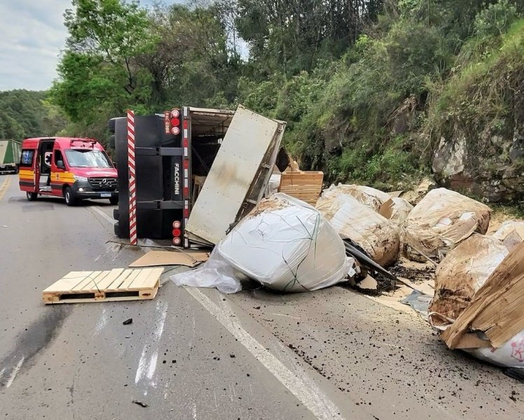 Condutor fica ferido ao tombar carreta carregada com estopa em Herval d´Oeste