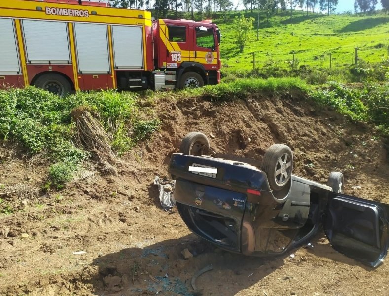 Duas pessoas ficam feridas após carro capotar em barranco em Luzerna
