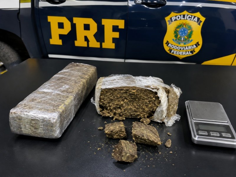Moradora entrega à PRF de Joaçaba maconha que encontrou em frente a sua residência 
