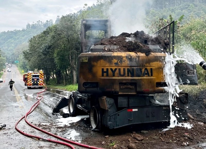 Escavadeira é destruída por incêndio após pegar fogo em Lacerdópolis