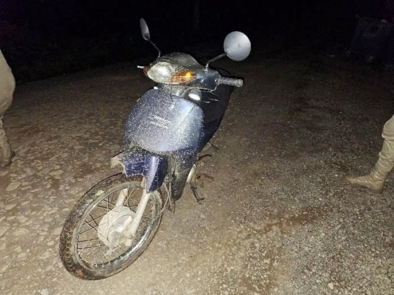 PM localiza motocicleta furtada escondida em área de mata em Herval d’Oeste