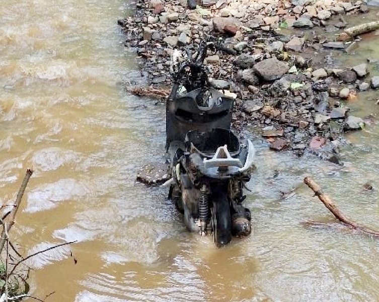 Motocicleta arrastada pela enchente é localizada dentro de rio em Joaçaba