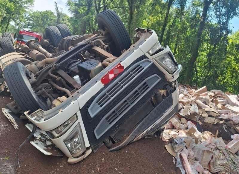 Motorista morre ao ser arremessado de carreta durante tombamento na SC-283