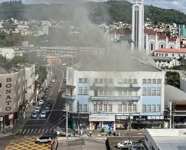 Incêndio em restaurante mobiliza Corpo de Bombeiros no Centro de Joaçaba