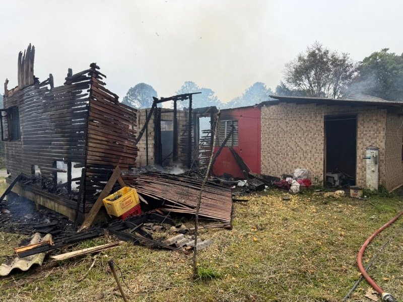 Incêndio destrói residência no interior de Água Doce 