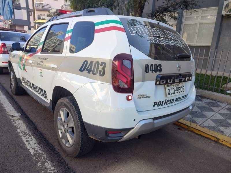 Homem é preso após agredir a mãe e ameaçar familiares com machado