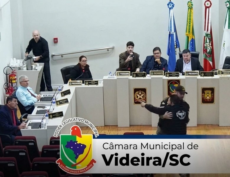Segurança é derrubado com golpe ao tentar conter cidadão na Câmara de Videira