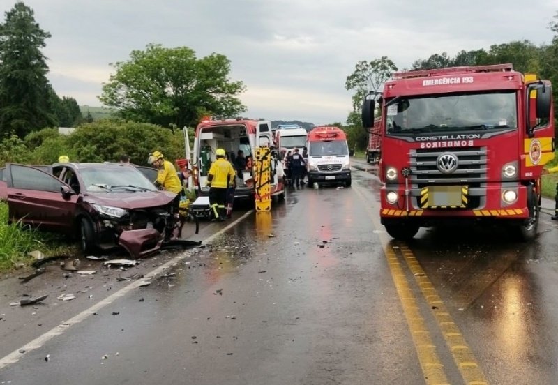 Passageira é ejetada e outras três pessoas ficam feridas após colisão na BR-282