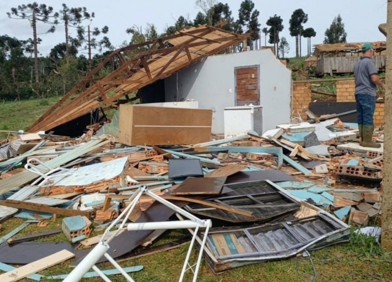 Temporal com ventos fortes deixa rastro de destruição em Água Doce