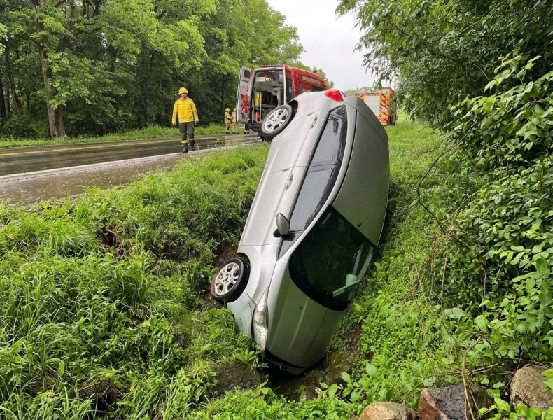 Carro fica ‘cravado’ em barranco após saída de pista na BR-282