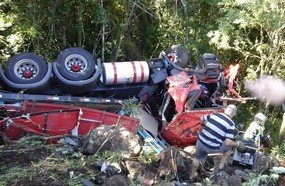 Motorista fica preso às ferragens após capotar caminhão na BR-153