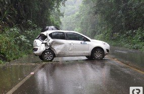 Motorista se acidenta na SC-150 após veículo ser atingido por galho