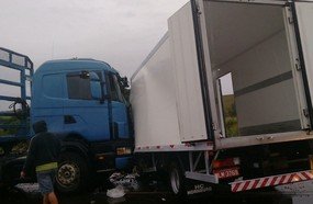 Colisão entre caminhões deixa motorista gravemente ferido