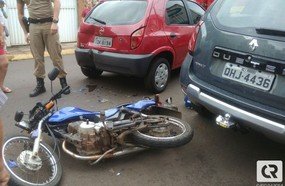 Motociclista fica ferido ao colidir em veículo no centro de Herval