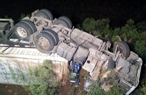Motorista perde a vida após capotar carreta na BR-470