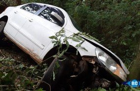 Jovem fica ferido após veículo despencar em ribanceira na SC-150