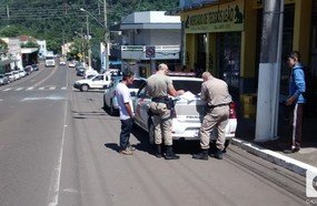 Acidente com três veículos no centro de Luzerna deixa duas pessoas feridas