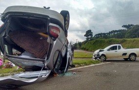 Veículo capota após colisão no trevo de acesso a Concórdia